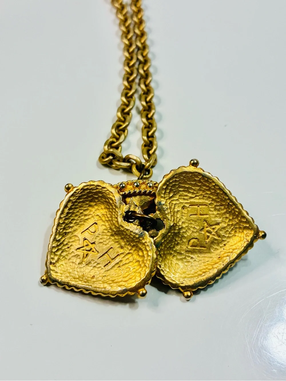 2019 Pascal Hubert ‘Tudor Heart’ Reversible Pendant Gold Chainlink Necklace EUC